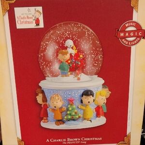 Hallmark Keepsake A Charlie Brown Christmas Snowglobe, 2005